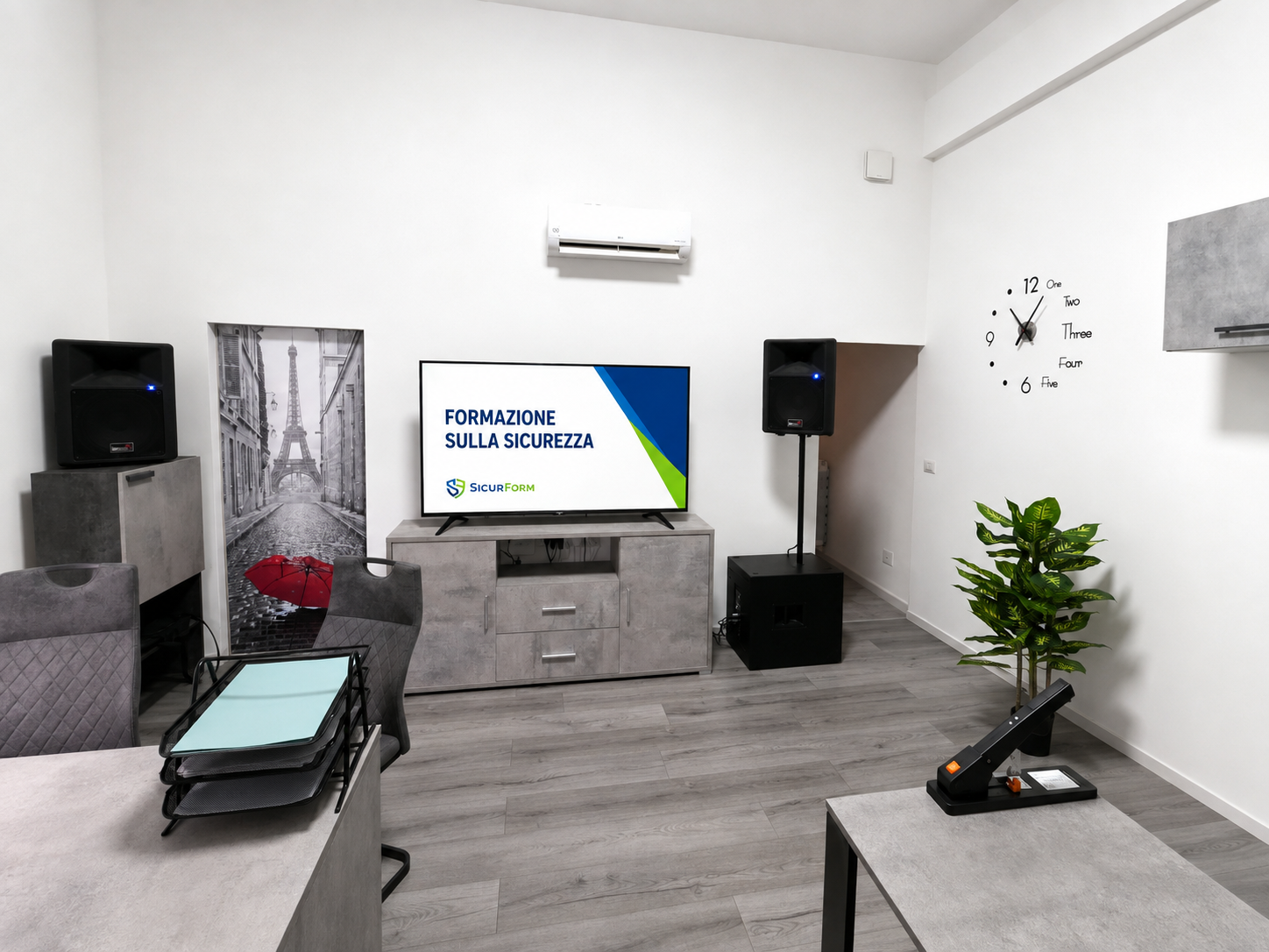 Area dello studio SicurForm predisposta per incontri e formazione sulla sicurezza